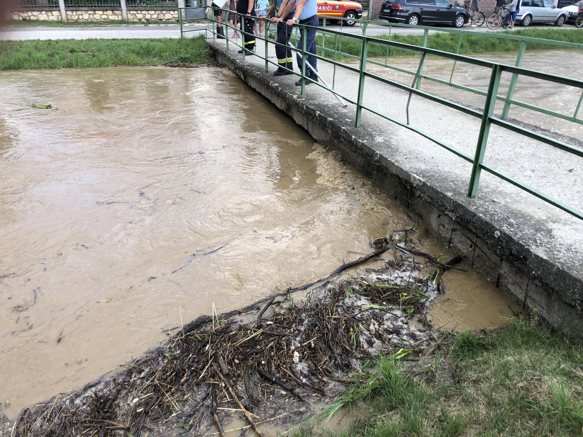 Obec pri Košiciach stavia protipovodňové bariéry. Potok sa po vylieva a voda začala zaplavovať ulice