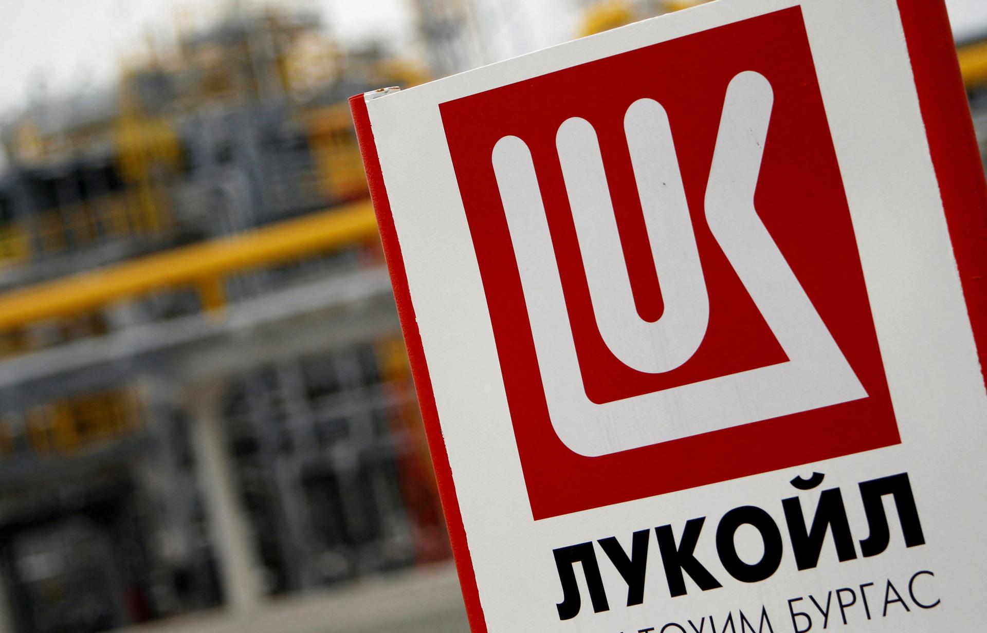 Bulharský parlament schválil ukončenie koncesie Lukoilu na ropný terminál, Rusko odstrihne od financií