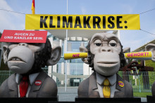 Protest klimatických aktivistov pred kancelárstvom v Berlíne. FOTO: Reuters