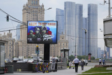 Reklamná obrazovka ukazuje ruských vojakov s poďakovaním na ulici v Moskve. FOTO TASR/AP
