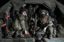 Príslušníci žoldnierskej Wagnerovej skupiny opúšťajú ruský Rostov na Done. FOTO: Reuters
