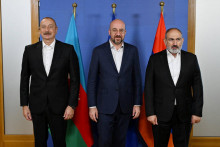 Azerbajdžanský prezident Ilham Alijev, arménsky premiér Nikol Pašinjan a predseda Európskej rady Charles Michel. FOTO: Reuters/Press Service of the President of the Republic of Azerbaijan