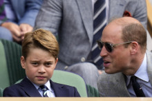 Britský princ William hovorí s princom Georgeom. FOTO: TASR/AP