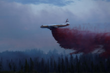 Hasenie požiaru v Kanade. FOTO: Reuters