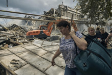Ľudia nesú svoje veci po ruskom raketovom útoku v ukrajinskej Odese. FOTO: TASR/AP