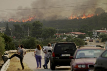 Lesný požiar horí neďaleko dediny Agios Sotira, západne od Atén, Grécko. FOTO: Reuters