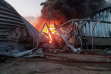 Zničený obilný sklad po ruskom raketovom útoku v Odeskej oblasti na Ukrajine. FOTO: Reuters