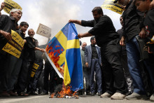 Demonštranti pália švédsku vlajku počas protestu proti urážke Koránu v Štokholme v iránskom Teheráne. FOTO: Reuters