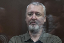Igor Girkin, tiež známy ako Igor Strelkov, bývalý veliteľ proruských separatistov v Donbase, sedí v sklenenej klietke na súde v Moskve FOTO: TASR/AP