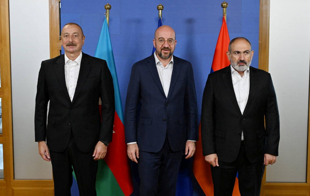 Azerbajdžanský prezident Ilham Alijev, arménsky premiér Nikol Pašinjan a predseda Európskej rady Charles Michel. FOTO: Reuters/Press Service of the President of the Republic of Azerbaijan