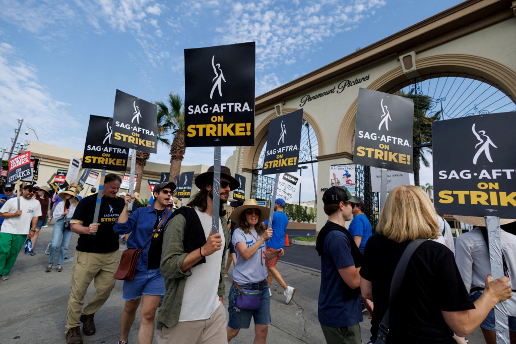 Štrajkujúci herci a scenáristi pred Paramount Studios v Los Angeles. FOTO: Reuters