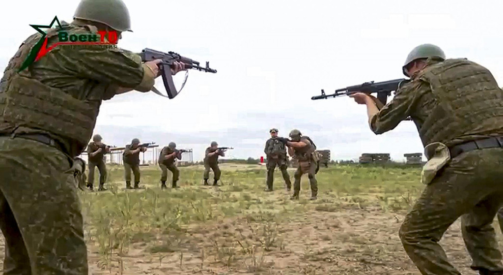 Bieloruskí vojaci, ktorí absolvujú výcvik pod taktovkou inštruktorov z ruskej Wagnerovej skupiny v bieloruskej dedine Tsel. FOTO: TASR/AP