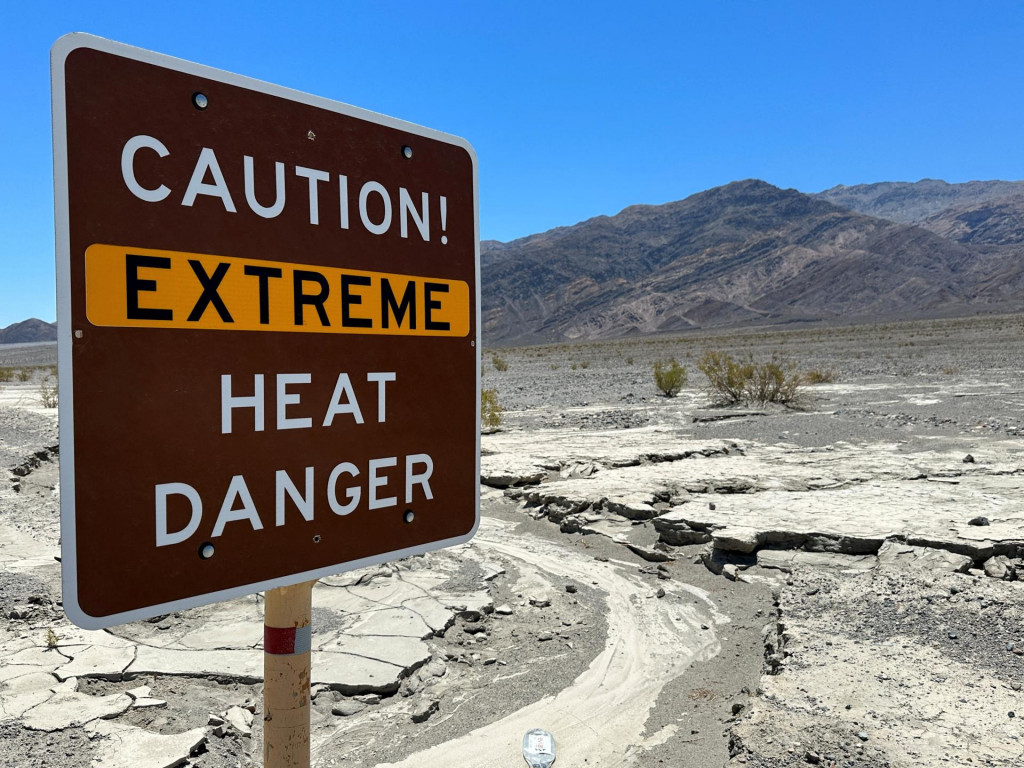 Tabuľa varujúca pred extrémnymi horúčavami v Údolí smrti, Kalifornia. FOTO: Reuters