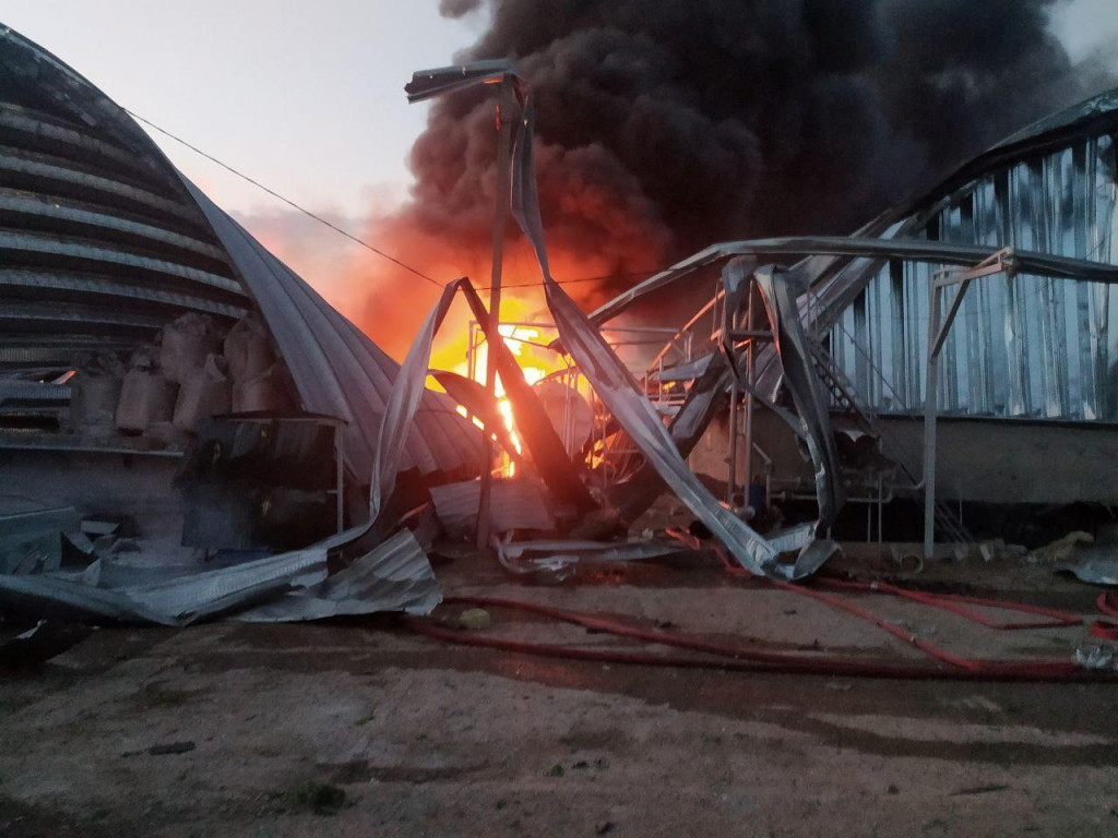 Zničený obilný sklad po ruskom raketovom útoku v Odeskej oblasti na Ukrajine. FOTO: Reuters