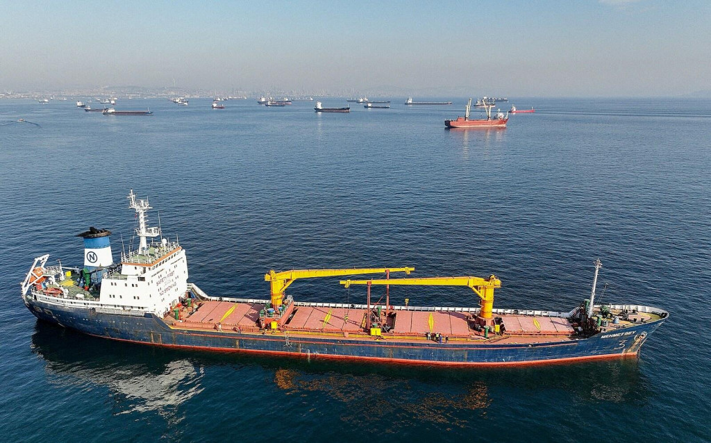 Loď s obilím v Čiernom mori. FOTO: Reuters