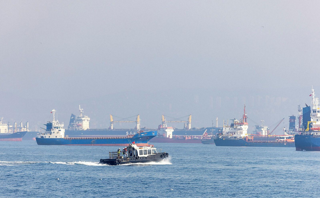 Čierne more. Nákladné lode čakajú na povolenie preplávať Bosporom. FOTO: Reuters