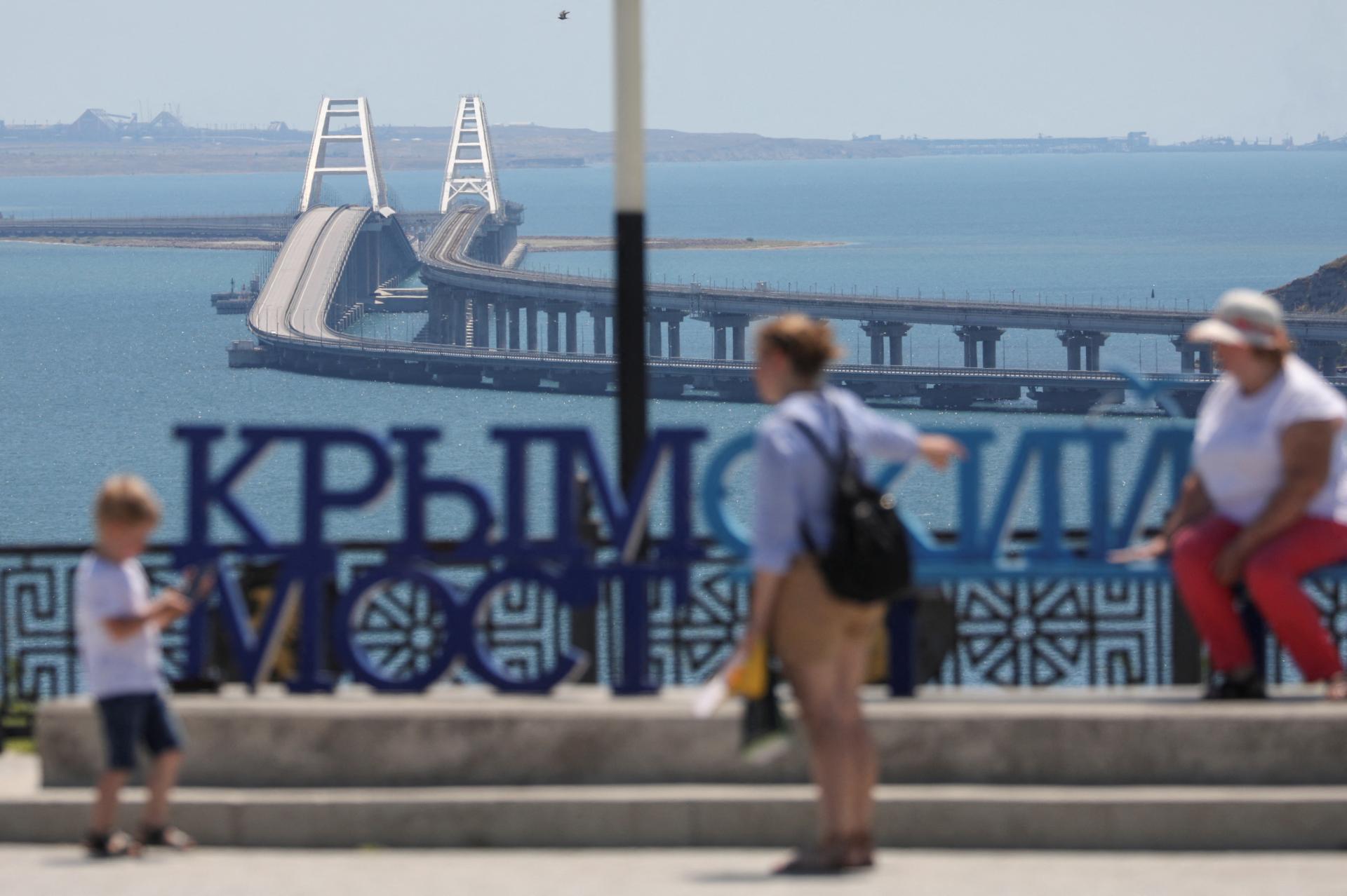 Cestnú dopravu na Krymskom moste bola zablokovaná. Zachovajte pokoj, vyzývali ľudí ruské úrady