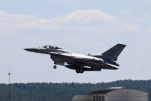 Podľa Mychajla Podoľaka Kiev potrebuje 80 stíhačiek F-16 na zrýchlenie protiofenzívy. FOTO: Reuters
