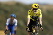 Jonas Vingegaard v žltom drese počas dvadsiatej etapy Tour de France. FOTO: Reuters