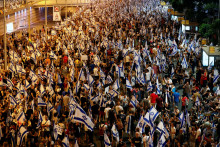 Demonštranti v uliciach Tel Avivu na protestoch proti súdnej reforme. FOTO: Reuters