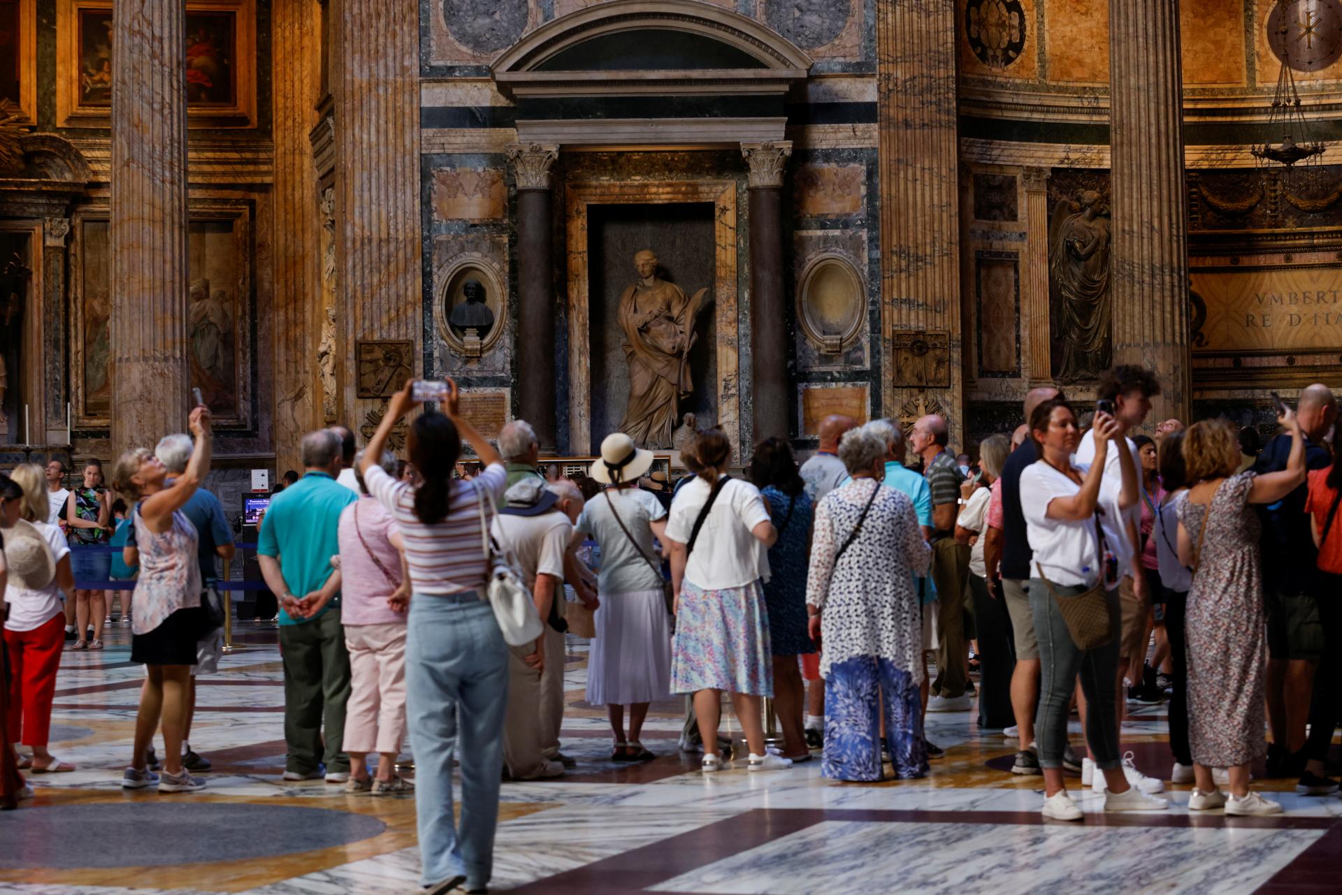 Na Boha nezostalo miesto. Slávne európske chrámy dusí záplava turistov