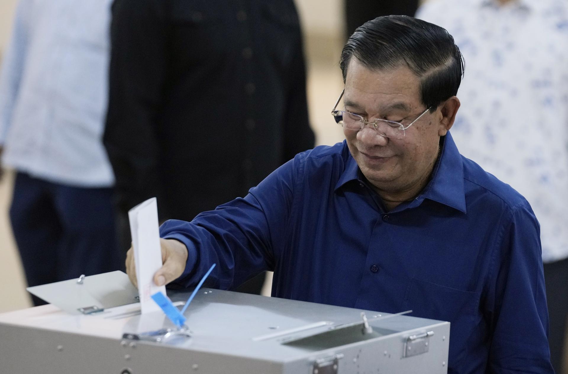Kambodžský dlhoročný premiér oslavuje víťazstvo vo voľbách, hlasovanie budí kritiku