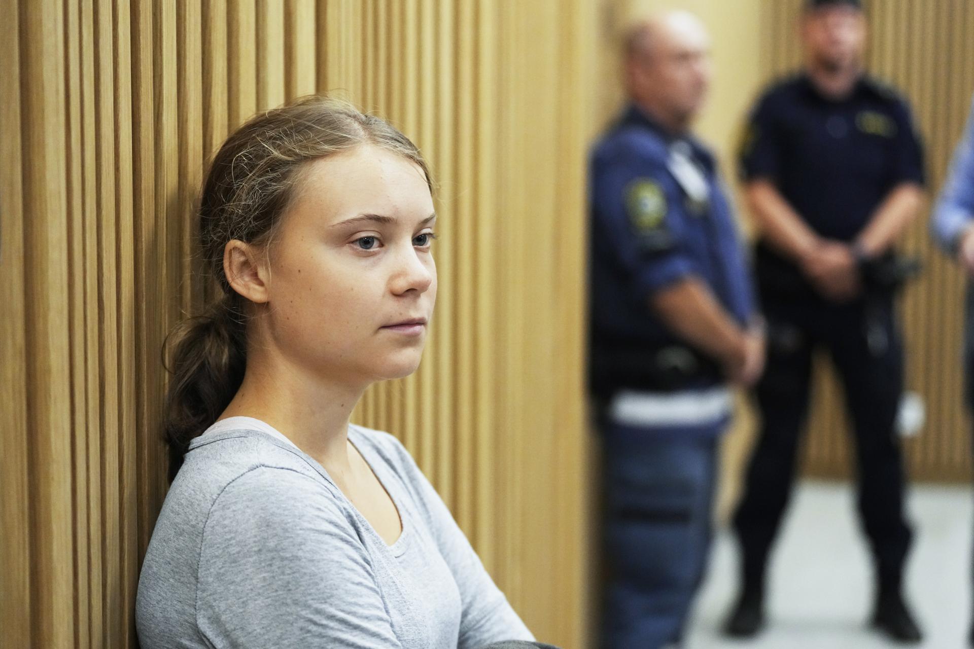 Greta Thunbergová dostala za neuposlúchnutie polície pokutu. Priznala sa, no spáchanie trestného činu odmieta