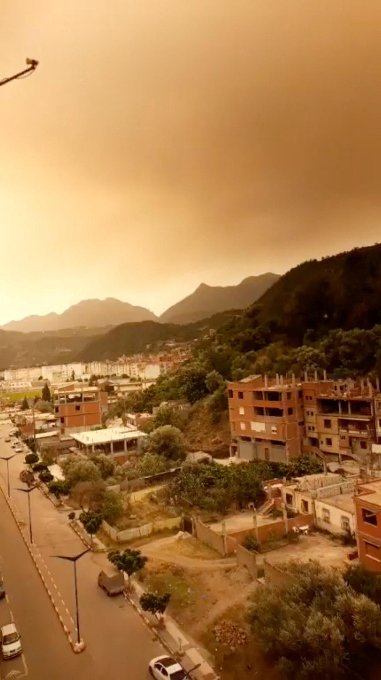 Pri lesných požiaroch v Alžírsku zahynulo najmenej 25 ľudí vrátane desiatich vojakov