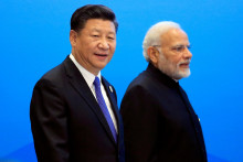 Nové siločiary sveta kreslia vychádzajúce mocnosti. Indický predseda vlády Naréndra Módí a čínsky prezident Si Ťin-pching to dobre vedia. FOTO: REUTERS