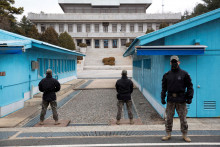 Juhokórejskí vojaci strážia v Spoločnej bezpečnostnej oblasti v demilitarizovanej zóne. FOTO: Reuters