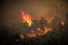 Lesný požiar na gréckom ostrove Rhodos. FOTO: TASR/AP
