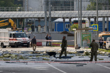 Pr&iacute;slu&scaron;n&iacute;ci bezpečnostn&yacute;ch služieb vy&scaron;etruj&uacute; miesto po&scaron;kodenej budovy po ohl&aacute;senom &uacute;toku dronu v Moskve. FOTO: Reuters