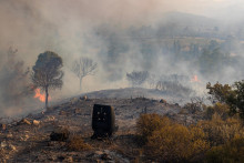 Lesný požiar horí pri dedine Asklipieio na ostrove Rhodos. FOTO: Reuters