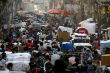 Ľudia chodia na preplnenom trhu v starých štvrtiach Dillí v Indii. FOTO: Reuters