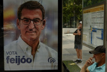 Na snímke poster lídra konzervatívnej a opozičnej Ľudovej strany Alberta Núňeza Feijóoa s namaľovanými fúzami. FOTO: TASR/AP