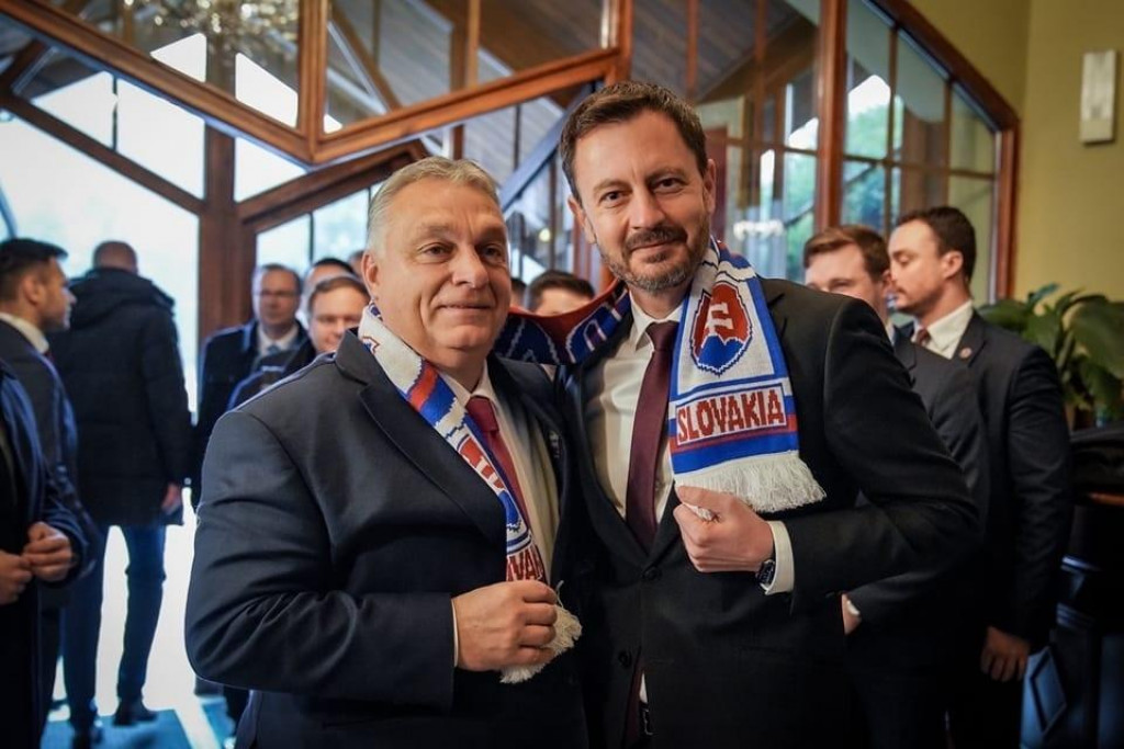 Viktor Orbán a Eduard Heger sa odfotili v slovenskom šále, na utlmenie kontroverzných výrokov maďarského premiéra o Slovensku to nestačilo. FOTO: Facebook/Eduard Heger