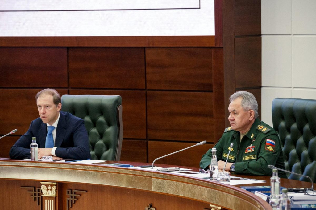 Ruský minister obrany Sergej Šojgu a podpredseda vlády a minister priemyslu a obchodu Denis Manturov. FOTO: Reuters/Ruské ministerstvo obrany