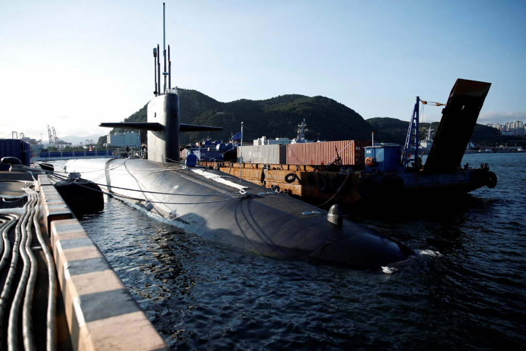 Americká ponorka s balistickými raketami USS Kentucky kotví na námornej základni Pusan ​​v Busane. FOTO: Reuters