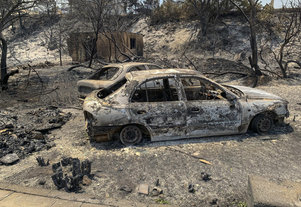 Zhorené automobily po lesnom požiari na ostrove Rodos v Grécku. FOTO: TASR/AP