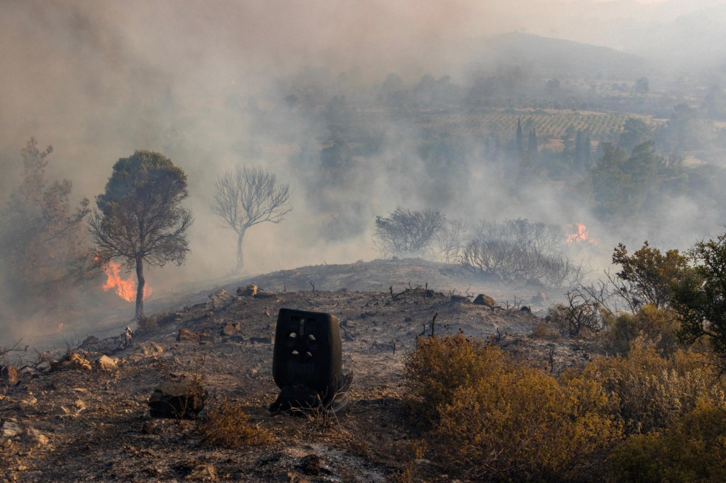 Lesný požiar horí pri dedine Asklipieio na ostrove Rhodos. FOTO: Reuters