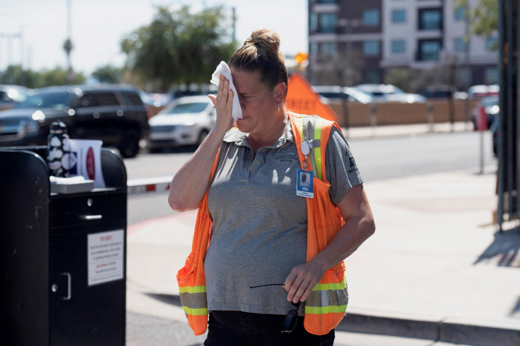 Žena v arizonskom Phoenixe si utiera tvár mokrou vreckovkou počas práce v exteriéri vo viac ako 40-stupňovej horúčave. Nočné teploty v tejto časti Ameriky v lete sotvakedy klesnú pod 30 stupňov. FOTO: Reuters