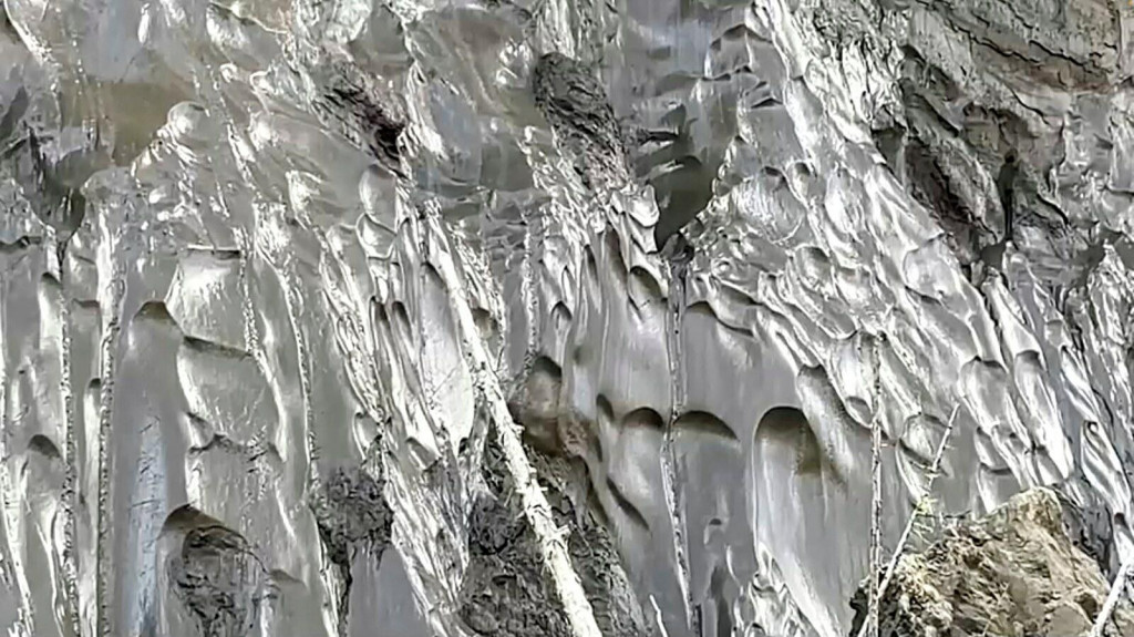 Dron zaobstaral nov&eacute; z&aacute;bery Batagajsk&eacute;ho kr&aacute;tera v Jakutsku, najv&auml;č&scaron;ej termokrasovej prepadliny v permafoste na svete. FOTO: Mafra