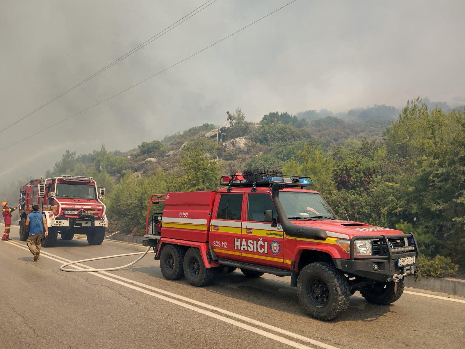 Netrénovaní ľudia sú po hodine v kŕčoch, pred ohňom už aj utekali. Čo podstupujú slovenskí hasiči na Rodose?