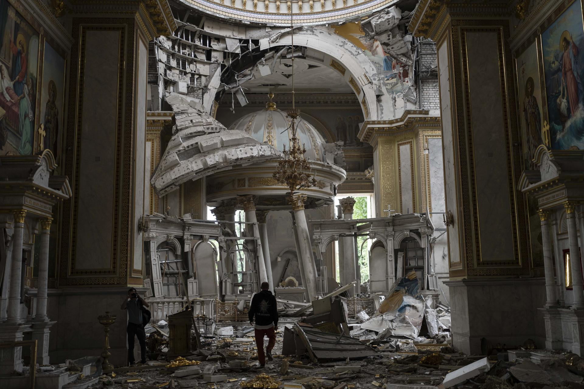 Pohŕdame vami, upíri! Ruské bomby zničili katedrálu a v Odese rastie hnev