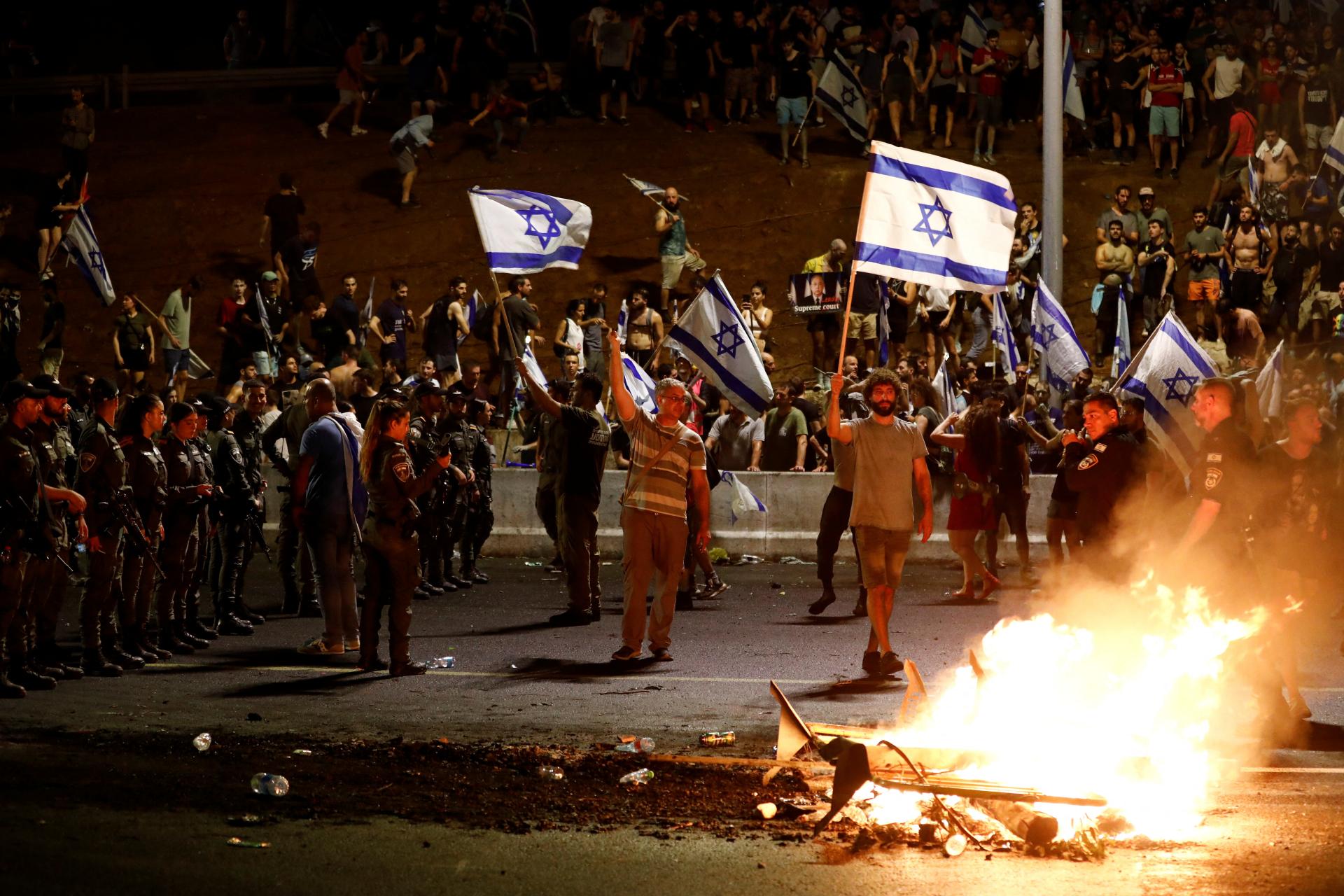 Izrael vstupuje do občianskej vojny, obáva sa expremiér Olmert