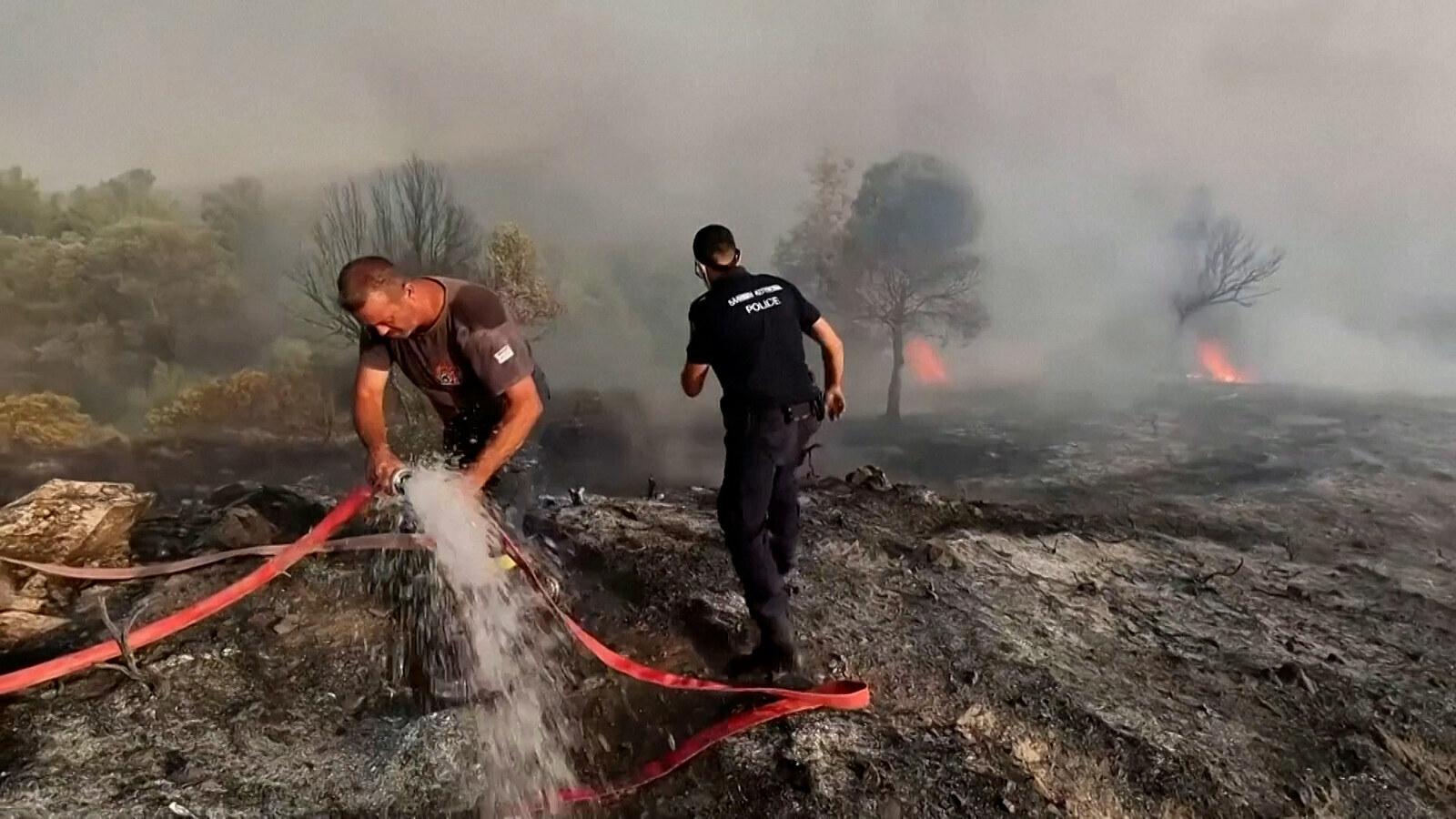 Bezpečne nemusí byť ani na severe Rodosu. Požiar si začína vytvárať vlastné počasie, hovorí klimatológ