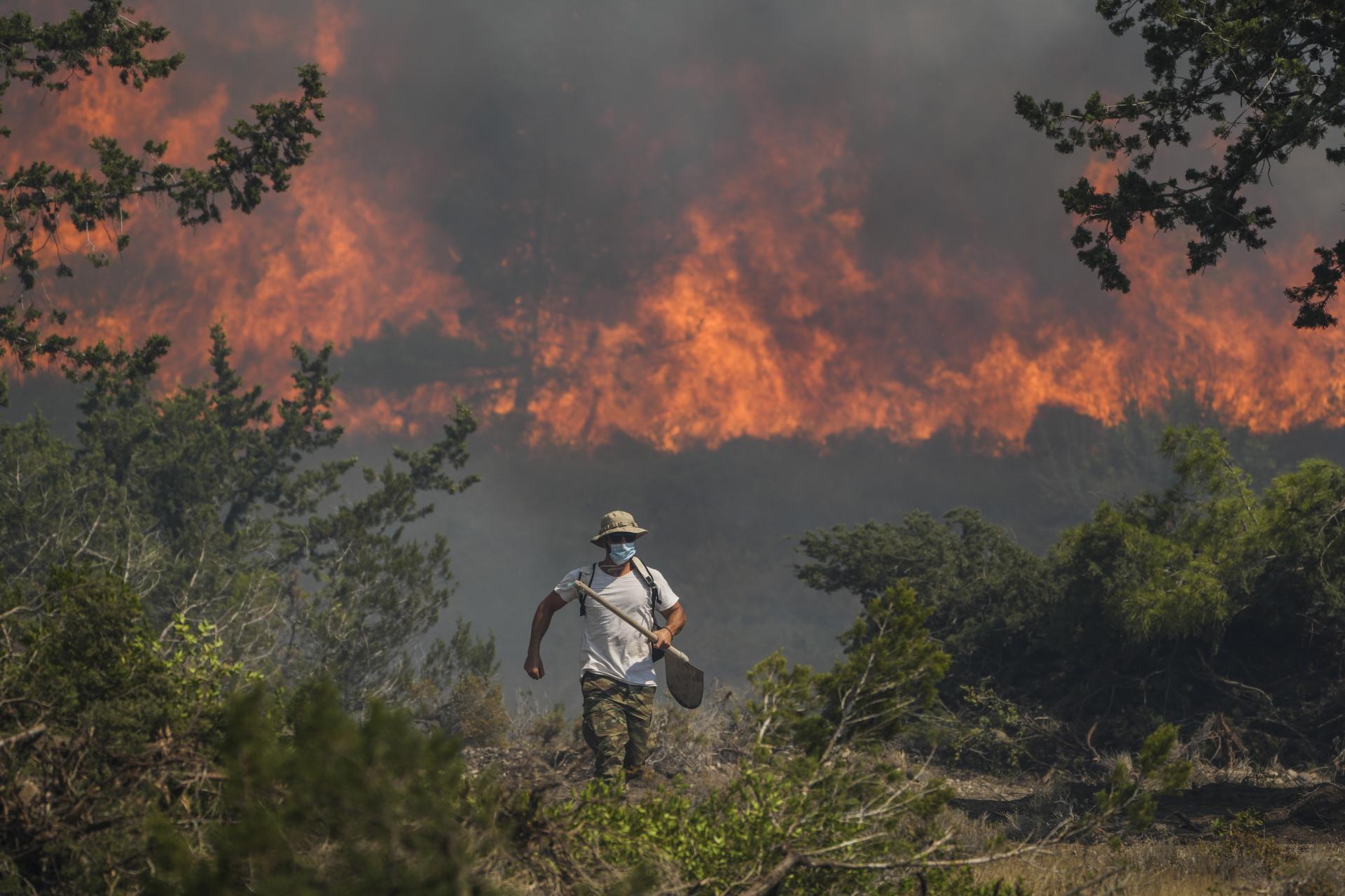 V Grécku silnie kritika chaotickej práce hasičov. Satelitné snímky ukazujú skazu po požiaroch (fotogaléria)