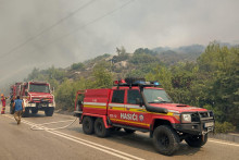 Slovenskí hasiči zasahujú na Rodose. FOTO: Reuters