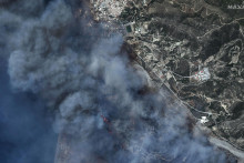 Na satelitnej snímke zverejnenej Maxar Technologies lesný požiar neďaleko mesta Gennadi na gréckom ostrove Rodos. FOTO: TASR/AP