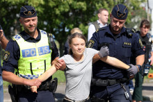 Švédsku klimatickú aktivistku Gretu Thunbergovú odvádza polícia počas protestnej klimatickej akcie v Malmö. FOTO: Reuters